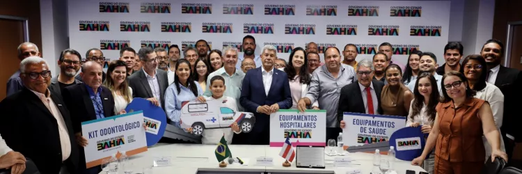 Em reunião com a prefeita, governador discute ações para Conceição do Almeida e entrega equipamentos e veículos para a saúde local