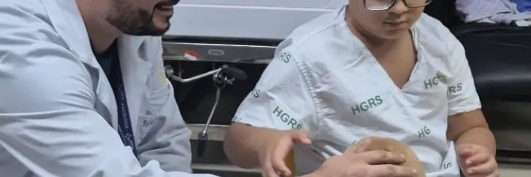 Cadelinha terapeuta Lola encanta crianças e adultos durante visita ao Hospital Roberto Santos