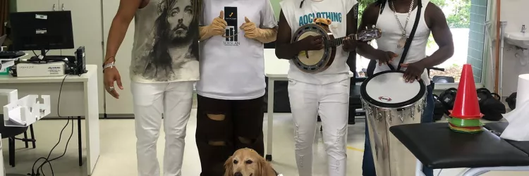Cão terapeuta e música levam clima de Natal aos pacientes do Hospital Ortopédico do Estado da Bahia