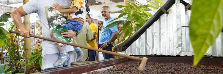 Maior feira agropecuária do Norte/Nordeste, a Fenagro 2025, encerrada no último domingo (7), alcançou números que demonstram a força do agro baiano e a importância da integração entre o campo e a cidade. A 34ª edição do evento, realizado no Parque de Exposições de Salvador, registrou recorde de público de mais de 200 mil visitantes e movimentação econômica estimada de R$120 milhões. Foram mais de 600 expositores de 12 estados e exibição de aproximadamente 3 mil animais, entre bovinos, caprinos, ovinos e equ