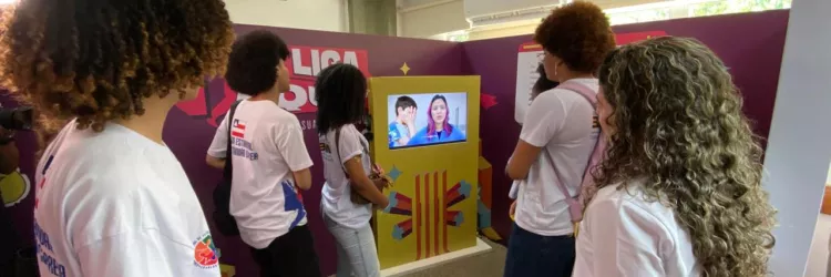 Estudantes da rede estadual de Salvador participam de experiência imersiva sobre prevenção de gravidez na adolescência