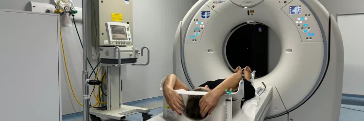 Hospital do Oeste recebe novo tomógrafo e avança na implantação da radioterapia