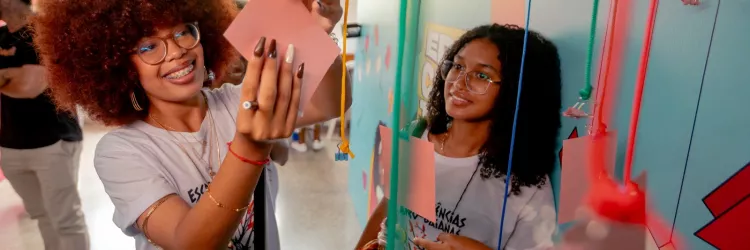 Exposição imersiva no IAT conscientiza jovens sobre prevenção da gravidez não intencional