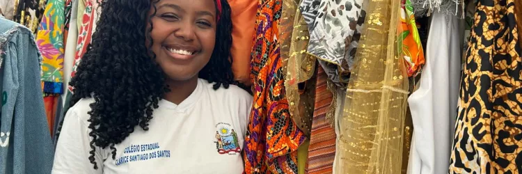 Oficina do Projeto Férias na Escola ensina estudantes a customizarem abadás