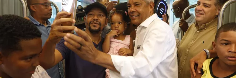 Moradores do Subúrbio Ferroviário participam da primeira viagem-teste do VLT com a comunidade, no trecho Calçada-Lobato