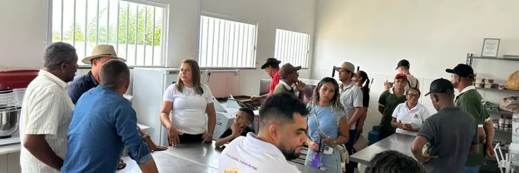 Intercâmbio qualifica produção de mandioca na agricultura familiar