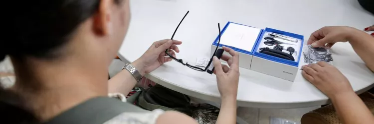 Parceria entre Secretaria da Educação e UESB garante óculos OrCam MyEye a estudantes com deficiência visual