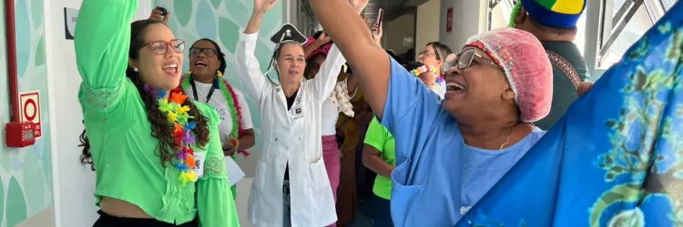 Música e cuidado transformam rotina de pacientes durante Carnaval no Hospital Costa dos Coqueiros