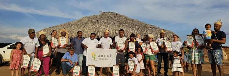Governo da Bahia fortalece segurança alimentar com entrega de 250 quilos de sementes crioulas para 50 famílias indígenas em Abaré