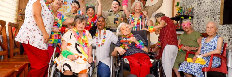 Grupo de Teatro da PM da Bahia leva pré-carnaval a lares de idosos em ação de acolhimento e valorização da vida