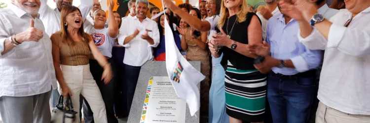 Governador abre ano letivo de 2026 da rede estadual durante inauguração de colégio requalificado em Salvador