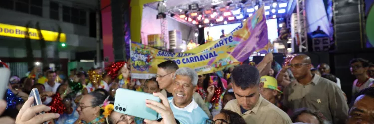 O governador Jerônimo Rodrigues esteve em Brumado, no Sudoeste baiano, nesta segunda-feira (16), para cumprir uma agenda de entregas e investimentos estratégicos na área da saúde e prestigiar o Carnaval no município. As ações, realizadas pelo Governo do Estado, através da Secretaria da Saúde (Sesab), somam R$ 3,36 milhões no município.   A inauguração da nova sede do Núcleo Regional de Saúde de Brumado teve um investimento total de R$ 2,36 milhões. A nova estrutura vai garantir melhores condições de trabalh