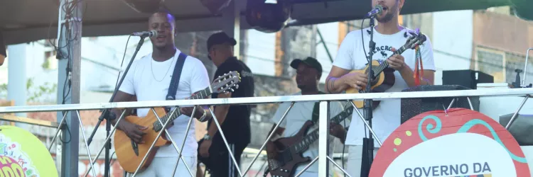 O som que ecoa do trio no final de linha da Ribeira ultrapassa o palco e ganha as calçadas, onde a verdadeira cena do Carnaval se revela: moradores acomodados nas portas de casa transformam a rua em arquibancada afetiva, crianças circulam fantasiadas de seus personagens favoritos, idosos acompanham atentos cada música e famílias inteiras ocupam cada cantinho da localidade com tranquilidade e alegria.   “Achei ótimo que dá para se balançar aqui sentadinha. Quem fica parada é poste”, disse a aposentada Neide 