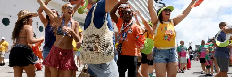 Maior cruzeiro da temporada chega a Salvador e passageiros são recebidos em clima de Carnaval
