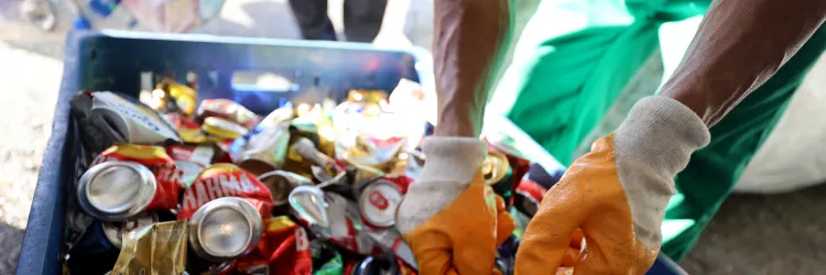 Mais de 140 toneladas retiradas das ruas: reciclagem transforma Carnaval em renda e política pública ambiental