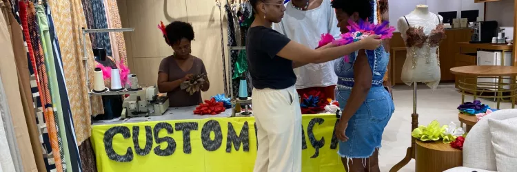 Estudantes de Salvador empreendem com customização de abadás em shoppings de Salvador