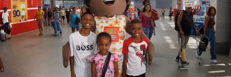 Em ritmo de Carnaval, estações do metrô recebem ações de cuidado e combate à exploração infantil