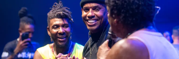 Teatro e música movimentaram os largos do Pelourinho nesta quarta (04); Espetáculo Chame Gente, Bellô Veloso e É o Tchan foram algumas das atrações   O Pelourinho foi palco, nesta quarta-feira (04), de uma noite marcada pela diversidade e pela celebração da cultura baiana em suas múltiplas expressões. Com teatro e música ocupando diferentes largos do Centro Histórico, o Verão na Bahia. Um Estado de Alegria reuniu o público ao som do pagode consagrado do É o Tchan, da MPB de Belô Velloso e com a encenação do