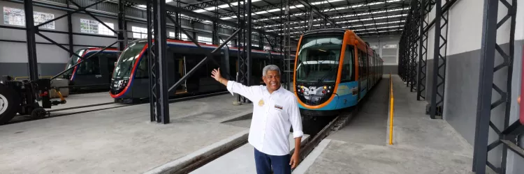 Governador vistoria acoplamento do terceiro trem do VLT de Salvador