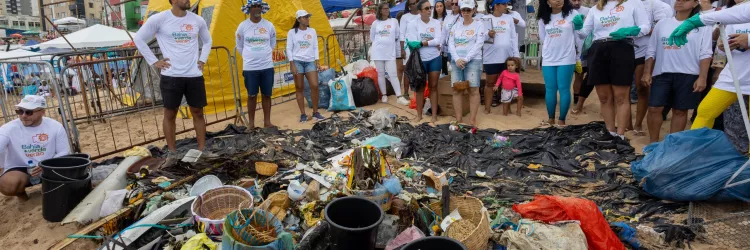 Ação da Sema e do Inema retira cerca de 250 kg de resíduos da praia do Rio Vermelho antes da Festa de Iemanjá