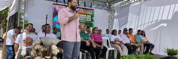 Agricultura familiar ganha reforço em Araci com entrega de mudas, equipamento de irrigação e títulos de domínio