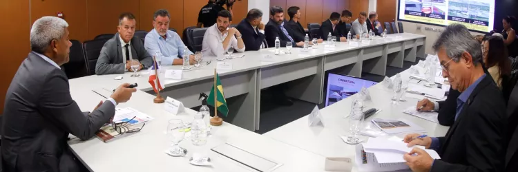 Em reunião com prefeito de Retirolândia, governador destaca investimentos de R$ 84 milhões no município e entrega veículos para a saúde
