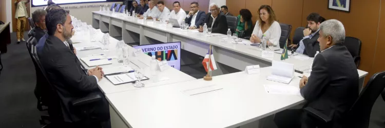 Riacho de Santana recebe ônibus escolar, ambulâncias e investimentos na pavimentação do Governo do Estado