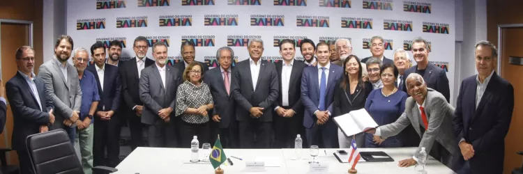 Jerônimo Rodrigues recebe presidente da Câmara dos Deputados e reforça diálogo institucional em agenda com bancada federal  O governador Jerônimo Rodrigues recebeu, nesta segunda-feira (9), o presidente da Câmara dos Deputados, Hugo Motta, em Salvador. O encontro reuniu secretários estaduais e deputados federais da bancada baiana, e reforçou a importância do diálogo permanente entre os poderes.  Para Jerônimo, a aproximação com a presidência da Câmara e com a bancada federal é fundamental para garantir agil