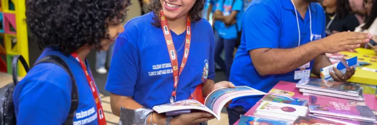 Estudantes da rede estadual celebram literatura, na abertura da Bienal do Livro Bahia 2026