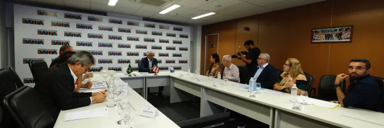 Poções recebe novos equipamentos e governador discute avanços para o município