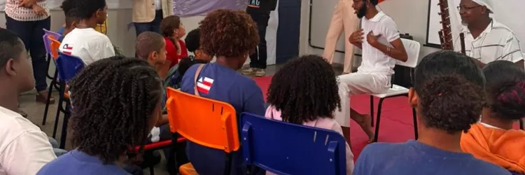 Contação de histórias africanas fortalece debate antirracista em colégio estadual de Salvador