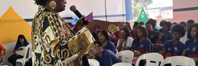 Estilista Madá Negriff inspira estudantes de escola estadual em Salvador, durante o Maio Antirracista