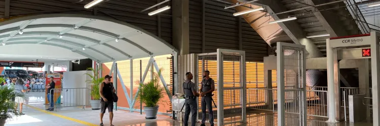 O Metrô Bahia, uma empresa da Plataforma de Trilhos da Motiva, registrou um marco histórico na movimentação de passageiros durante o São João. A Estação Águas Claras apresentou um crescimento de 55% no fluxo de clientes quando comparado o intervalo festivo deste ano com o mesmo período do ano passado.      Em números absolutos, o volume de passageiros que utilizaram a estação ao longo do período junino saltou de 86 mil para 133 mil, consolidando o local como um dos principais pontos de mobilidade da capital