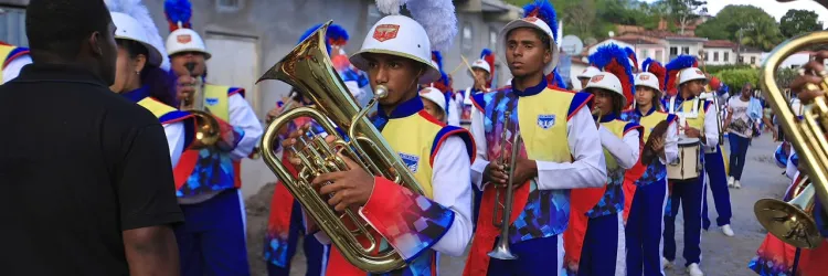 Estudantes da rede estadual desfilam no ato de transferência simbólica da capital baiana para Cachoeira
