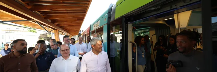 Início da operação assistida do VLT marca nova fase da mobilidade em Salvador e Região Metropolitana  Embarque e desembarque de passageiros será entre a Calçada e o Lobato. Governador participou da viagem-teste, que se estendeu até a Parada Marisqueiras, em Plataforma  O Veículo Leve sobre Trilhos (VLT) de Salvador e Região Metropolitana iniciou, nesta segunda-feira (29), a operação assistida de embarque e desembarque de passageiros no primeiro trecho do sistema, entre a Calçada e o Lobato. A programação fo