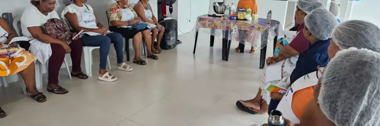 O Programa Bahia pela Paz, por meio dos  Coletivos Bahia pela Paz promoveram, ao longo desta semana, o curso Alimentando Sonhos: Produção de Bolos e Comidas Típicas Juninas, voltado para  mulheres do bairro de São Caetano, em Salvador. A iniciativa teve como objetivo qualificar as participantes para a produção de alimentos, incentivar a geração de renda e o fortalecimento da autonomia financeira dessas mulheres. A formação ocorreu em parceria Cufa, Projeto Resgaty, Projeto Alimentando Sonhos, M. Dias Branco