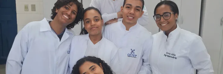 Estudantes utilizam pimenta e alho para produzir inseticida ecológico