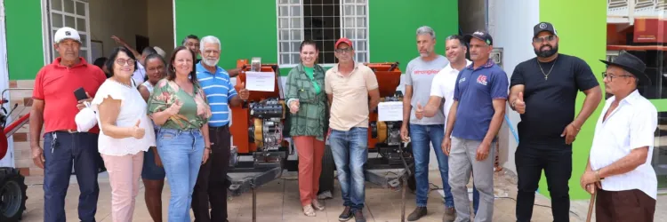 Máquinas e equipamentos para a agricultura familiar são entregues em Coribe