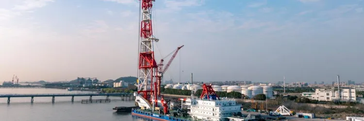 Maior navio de cravação de estacas do mundo avança em rota para a construção da Ponte Salvador–Itaparica