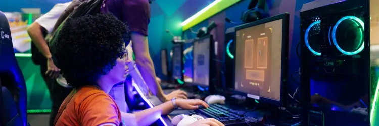 Espaço gamer com oficinas de criação de jogos 