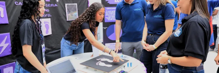 Projetos científicos e tecnológicos durante feira escolar