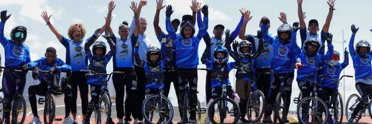 Projeto Pedal Bicicross abre 46 vagas gratuitas para adolescentes em Salvador  O Projeto Pedal Bicicross está com 46 vagas gratuitas abertas para jovens de 13 a 16 anos em Salvador. A iniciativa oferece aulas de iniciação ao BMX, modalidade olímpica do ciclismo, na pista de bicicross do Corsário, na orla da capital baiana. Há dez anos, o projeto promove o acesso ao esporte e à inclusão social. Atualmente, atende cerca de 200 alunos e conta com investimento superior a R$ 1 milhão do Governo da Bahia, por mei