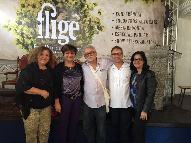 O Conselho Estadual de Educação da Bahia (CEE/BA) esteve presente à Feira Literária de Mucugê (Fligê), realizada entre 11 e 14 de agosto de 2016. Representaram o CEE/BA a sua presidente, Anatércia Contreiras, e a Conselheira Cláudia Moura. A curadoria da Feira Literária de Mucugê foi da professora Ester Maria Figueiredo Souza, que, dentre suas funções, também é Conselheira do CEE/BA.