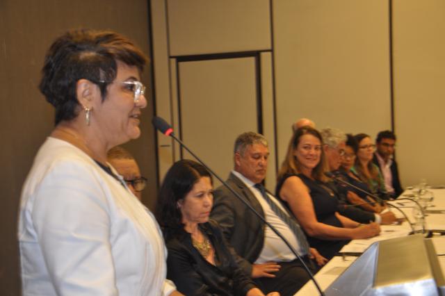 Foi repleta de emoção e alegria a solenidade de celebração pelos 175 anos do Conselho Estadual de Educação da Bahia (CEE/BA), realizada hoje (19/12/2017) no Auditório Jutahy Magalhães da Assembleia Legislativa da Bahia (Centro Administrativo da Bahia – Salvador). Proposta pelo deputado Rosemberg Pinto e pela deputada Fabiola Mansur de Carvalho, a sessão contou com a presença de três presidentes do CEE/BA: a atual, professora Anatércia Ramos Lopes Contreiras, e os dois anteriores, professores Ana Maria Silva Teixeira e Astor de Castro Pessoa. A solenidade foi acompanhada por uma plateia de grande representatividade, formada por políticos, assessores políticos, educadores, gestores e pesquisadores da educação, conselheiros municipais e estaduais da educação, além de funcionários do CEE/BA. Um encontro no qual o legado do Conselho Estadual de Educação da Bahia foi festejado, mas também onde foram apresentados os novos desafios a serem enfrentados.