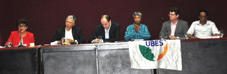 Os Conselheiros do Conselho Estadual de Educação da Bahia (CEE/BA) estiveram presentes ao evento Ensino Médio em Debate - Percurso, Desafios e Possibilidades para a Rede Estadual da Bahia, realizado dia 24 de outubro (segunda-feira). A oportunidade desse importante debate levou o CEE/BA a realizar sua Sessão de número 875 do Conselho Pleno no evento. Organizado pela Secretaria da Educação do Estado da Bahia (SEC), o encontro ocupou o salão Zezéu Ribeiro da Fundação Luis Eduardo Magalhães (Centro Administrativo, Salvador) e teve como principal foco a discussão sobre a Medida Provisória 742, que trata da reforma do Ensino Médio.