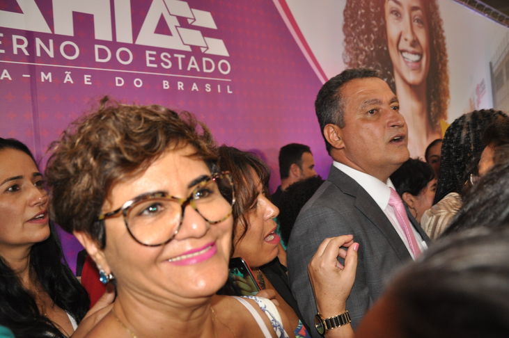 A tarde/noite de segunda-feira (09/01/2016) somou alegria e muita emoção na inauguração do Hospital da Mulher Maria Luiza Costa dos Santos, no Largo de Roma (Cidade Baixa, Salvador). O Governador da Bahia, Rui Costa, fez uma visita guiada ao hospital e também discursou, fechando uma cerimônia que ainda contemplou falas do Secretário Estadual de Saúde, Fábio Vilas-Boas, e da Secretária Estadual de Políticas para as Mulheres, Olívia Santana. A expectativa é de que o HM realize nove mil consultas e mil cirurgias a cada mês. A presidente do Conselho Estadual de Educação da Bahia, Profa. Dra. Anatércia Contreiras, compareceu ao evento e cumprimentou o governador pela entrega do importante equipamento que beneficiará toda a Bahia.