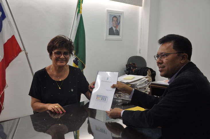 O reitor da Universidade Estadual de Feira de Santana (Uefs), professor-doutor Evandro do Nascimento Silva, visitou o Conselho Estadual de Educação da Bahia (CEE/BA) na tarde de segunda-feira (22/08/2016). Foi recebido pela presidente do CEE/BA, professora-doutora Anatércia Contreiras. O principal motivo da visita do reitor Evandro Silva foi a entrega da versão final do novo Estatuto da Uefs, concluído no início do mês de maio deste ano, para apreciação final do CEE/BA.