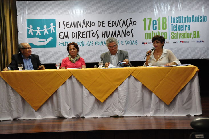 O Instituto Anísio Teixeira (IAT) reúne educadores, gestores escolares, Conselheiros tutelares e de Conselhos de Educação, além de estudantes e pesquisadores, para o I Seminário de Educação em Direitos Humanos - Políticas Públicas Educacionais e Sociais, que tem programação em sua sede, na Avenida Paralela, nos dias 17 e 18 de outubro (2016), com transmissão por videoconferência para diversos Núcleos Regionais de Educação da Bahia.