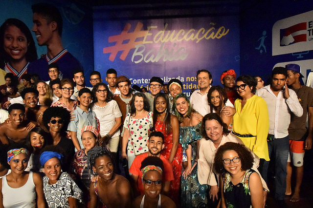 O auditório do Centro Educacional Carneiro Ribeiro - Escola Parque, no bairro da Caixa D´ Água, em Salvador, foi espaço de exposição de diversas linguagens artísticas, desenvolvidas em escolas de diferentes partes da Bahia, nesta quarta-feira (21/02/2018). O Programa de Abertura do Ano Letivo - Aula Inaugural – marcou o início do ano letivo na Rede Pública Estadual de Ensino da Bahia e contou com a presença do Secretário da Educação do Estado, Walter Pinheiro, e da Presidente do Conselho Estadual de Educação da Bahia, Anatércia Ramos Lopes Contreiras, dentre outras autoridades, gestores, professores, alunos e profissionais da educação.