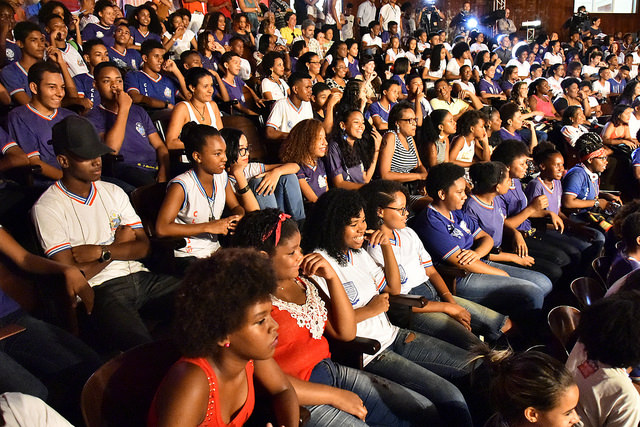 O auditório do Centro Educacional Carneiro Ribeiro - Escola Parque, no bairro da Caixa D´ Água, em Salvador, foi espaço de exposição de diversas linguagens artísticas, desenvolvidas em escolas de diferentes partes da Bahia, nesta quarta-feira (21/02/2018). O Programa de Abertura do Ano Letivo - Aula Inaugural – marcou o início do ano letivo na Rede Pública Estadual de Ensino da Bahia e contou com a presença do Secretário da Educação do Estado, Walter Pinheiro, e da Presidente do Conselho Estadual de Educação da Bahia, Anatércia Ramos Lopes Contreiras, dentre outras autoridades, gestores, professores, alunos e profissionais da educação.